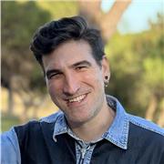 Doy clases diseño gráfico adaptadas a cualquier nivel, tanto en la parte técnica (programas informáticos de diseño) como en la conceptual y creativa.
